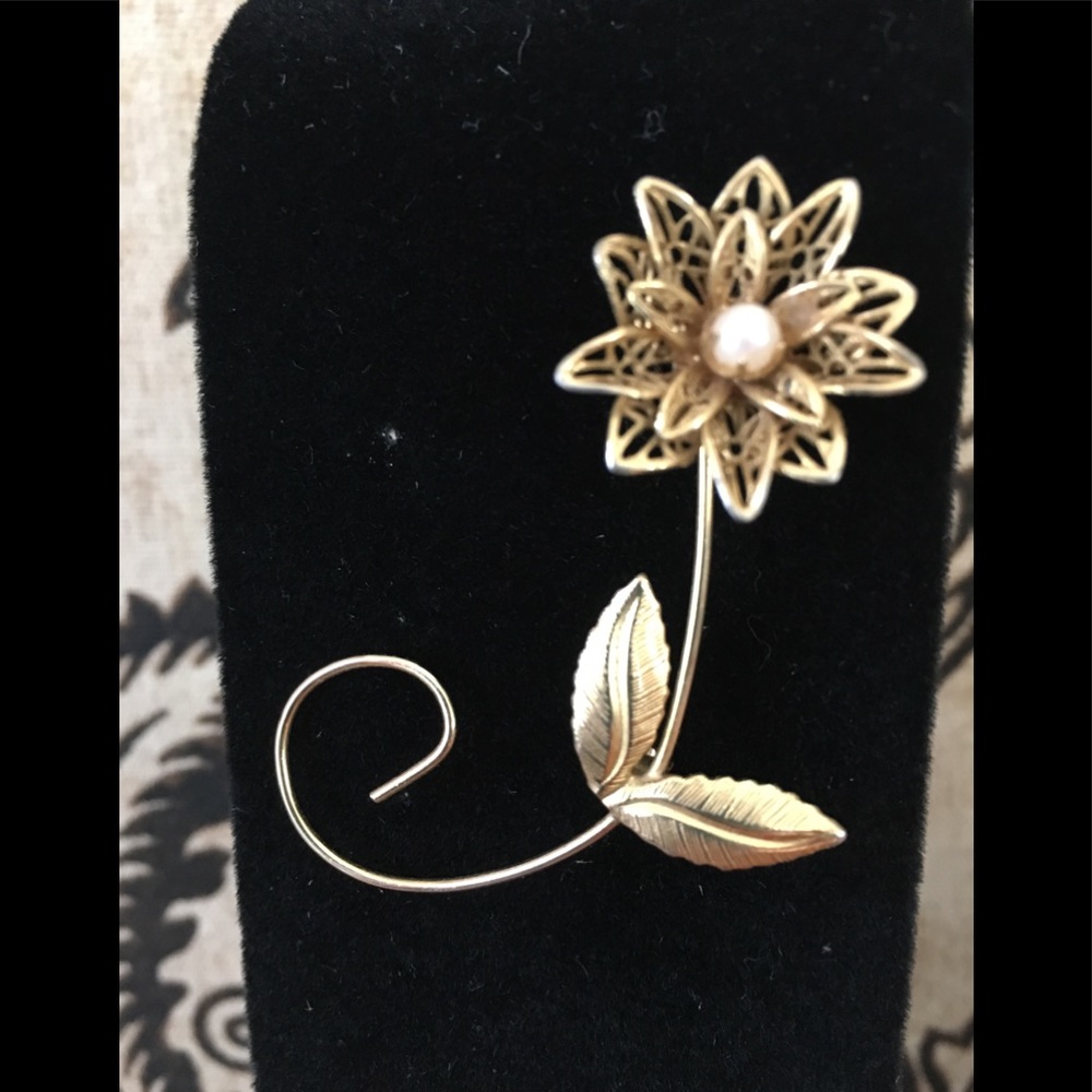 💥$5/$25 Gold toned floral pin with Center pearl✨